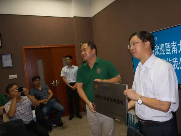 Jinan UniversityEMBAA group of teachers and students visited Shandong Seenboom for an inspection and presented a plaque