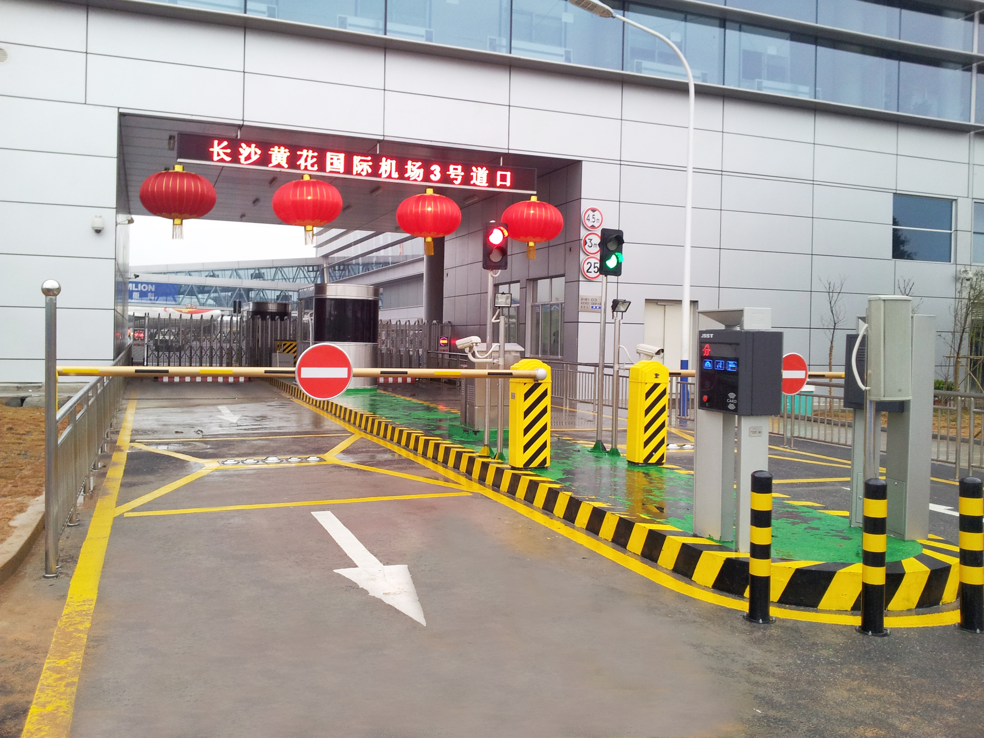 Construction of the vehicle underbody security inspection and scanning system at the toll gates of Changsha International Airport