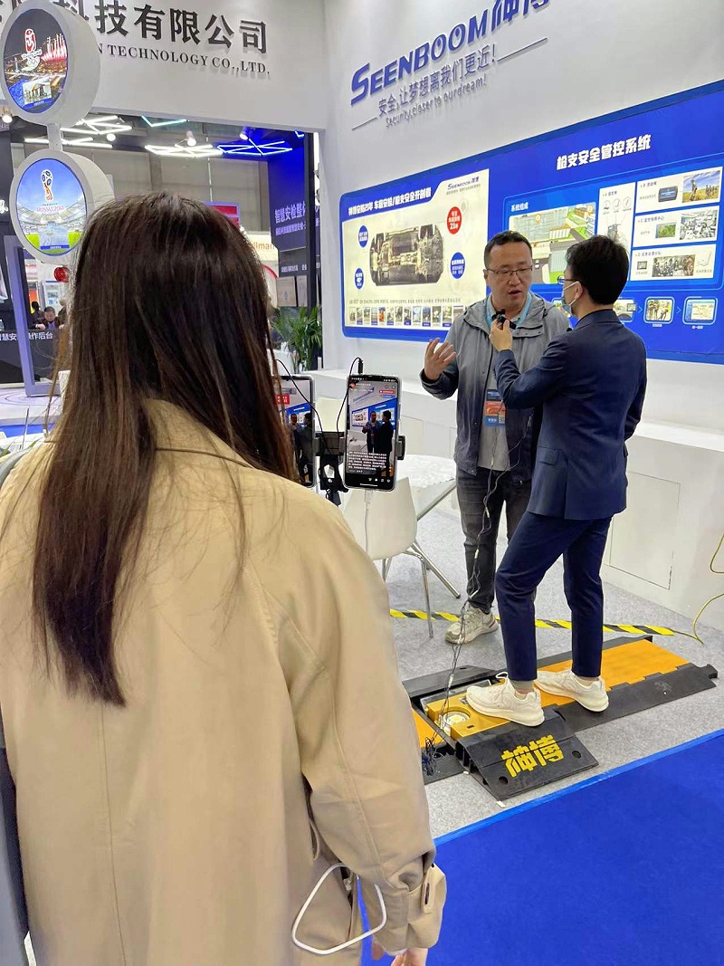 The staff of Seenboom explained to the reporter